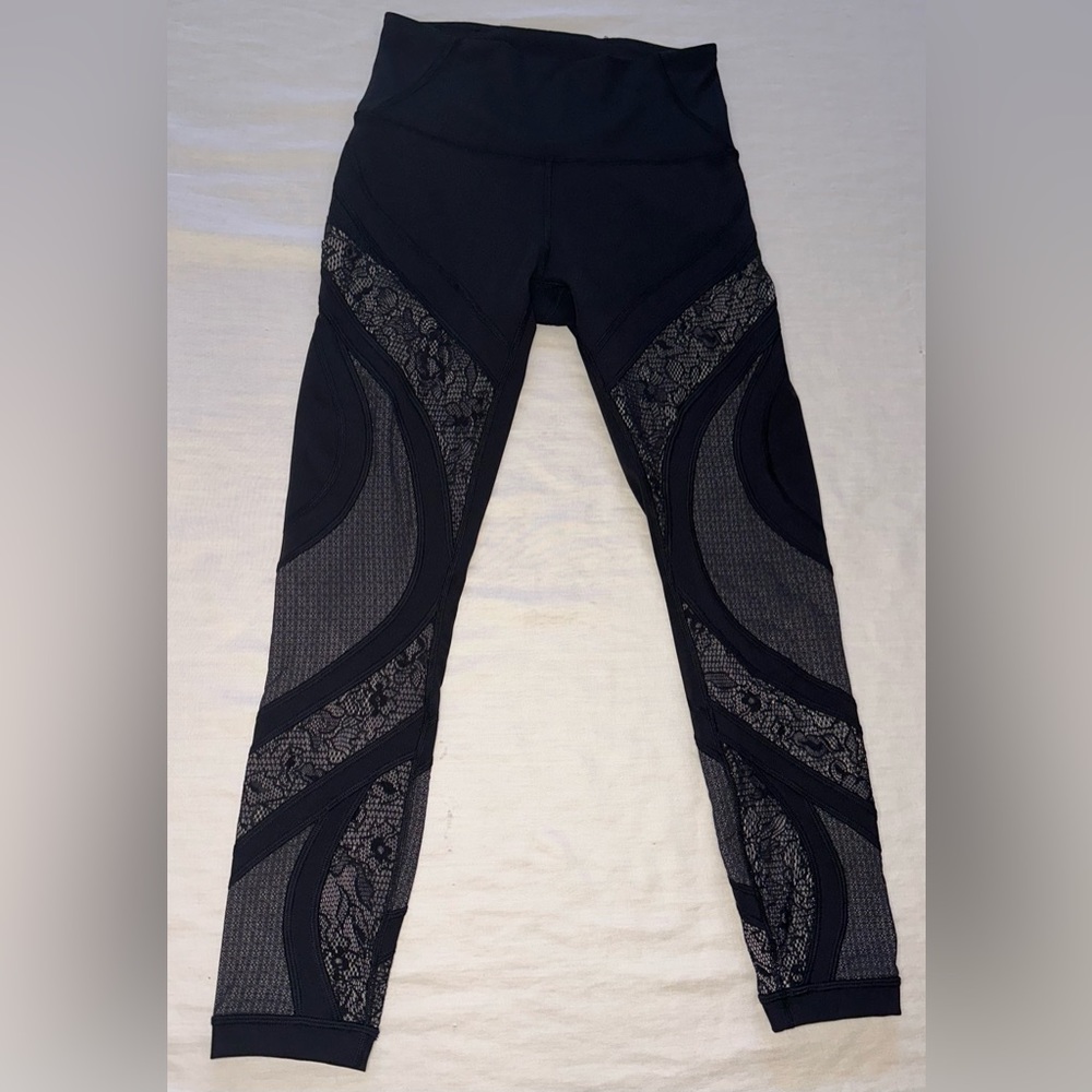 Lululemon black Wunder Under high rise leggings.